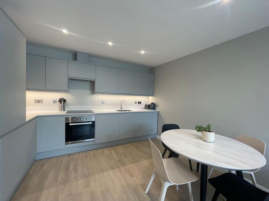 Marvellous New Build 2 Bed Flat - 1 Ophelia Court Apartment Epsom Exterior photo